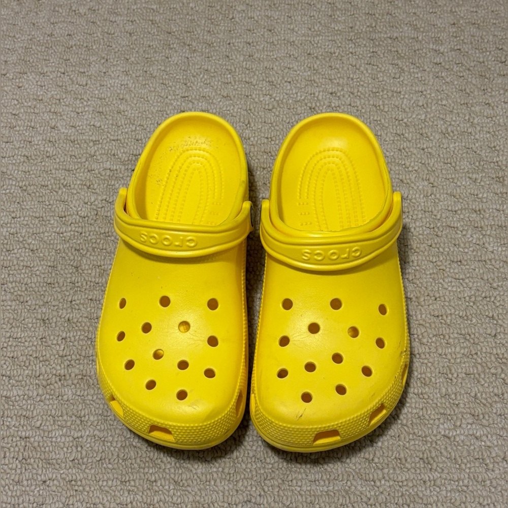 Crocs yellow. Size USmen 8；USwomen10.